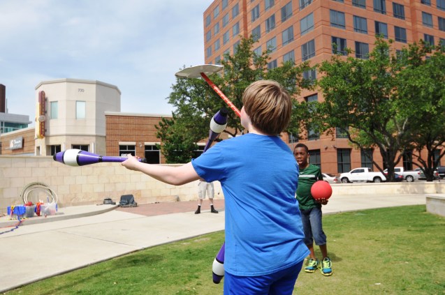Spinning Plate with Clubs 2